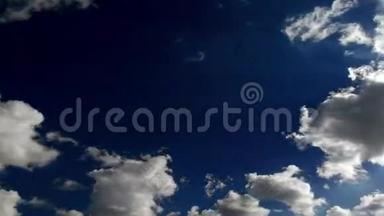 深蓝色的天空和运行的云时间镜头